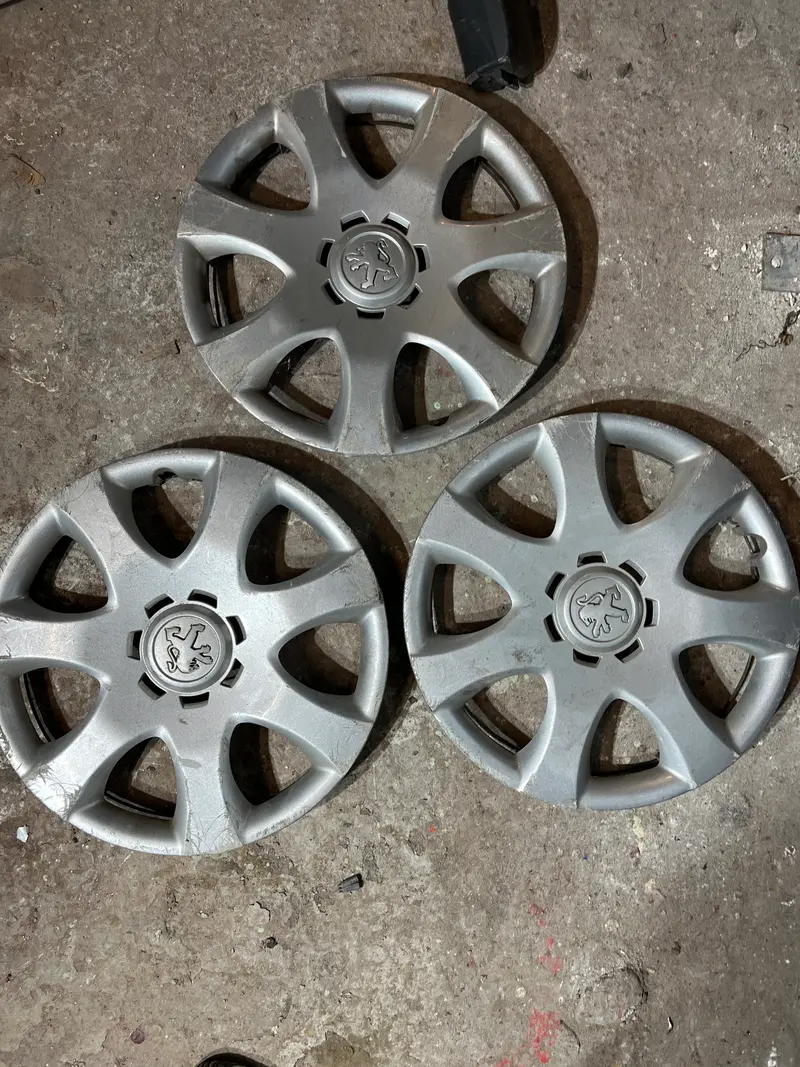 3 Enjoliveurs Peugeot 107 14 pouces