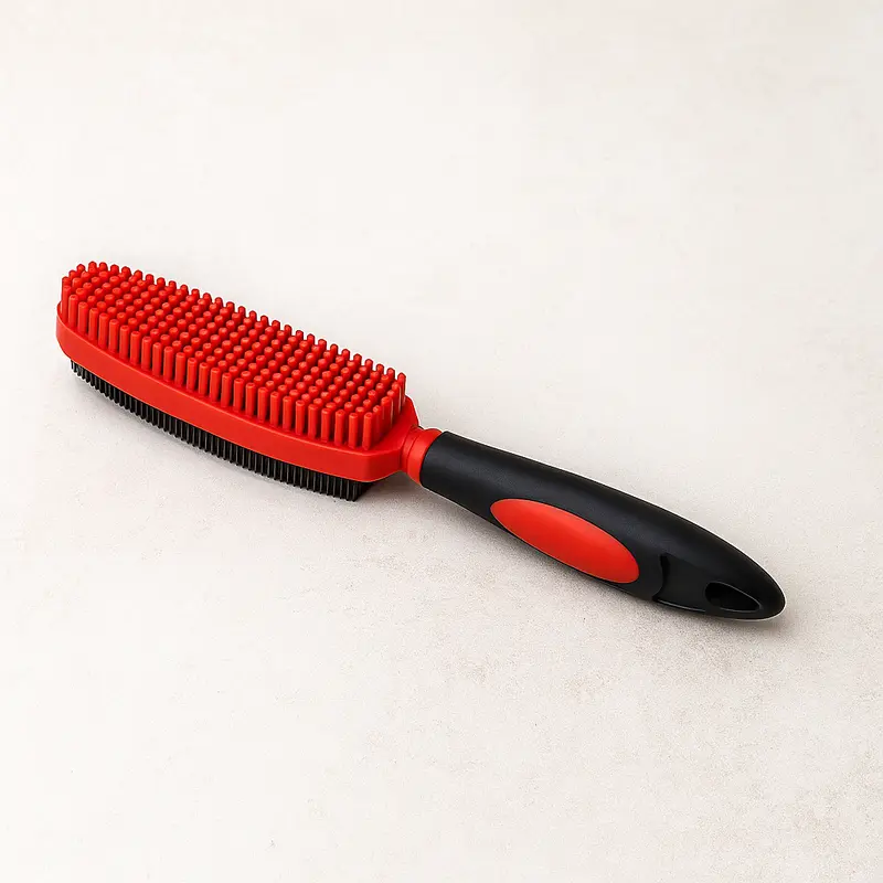 Brosse à main bi-faces en caoutchouc – poils, tapis et moquettes sans effort