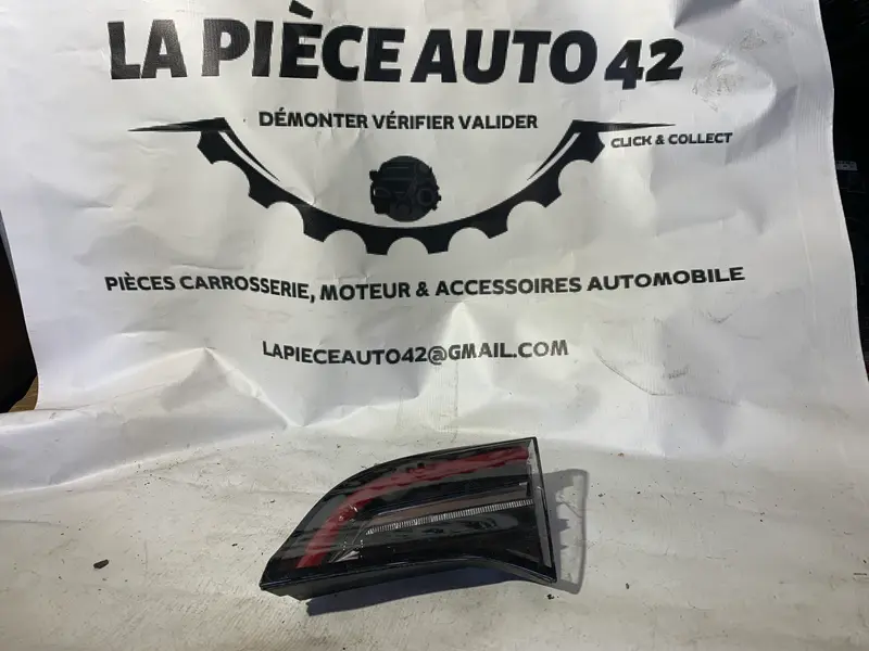 Feu arrière droit intérieur Tesla modèle 3