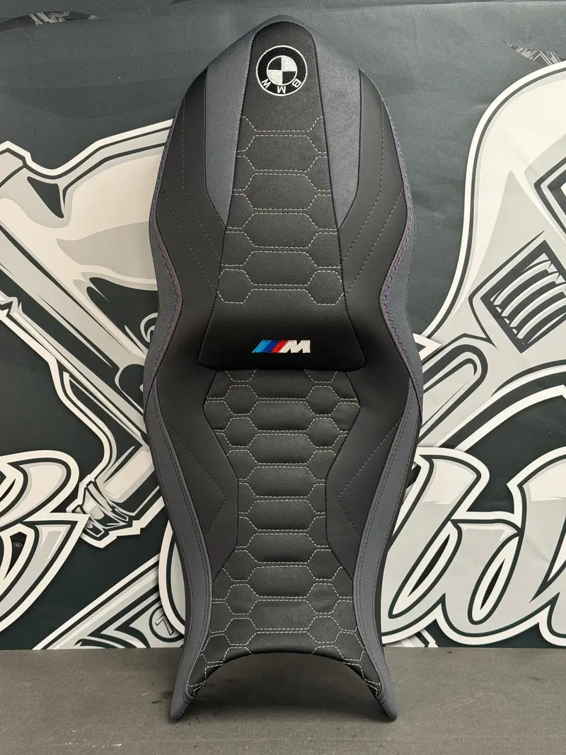 Garnissage selle BMW F900 R / F900 XR ( 2020 à aujourd'hui ) — Broderie & Surpiqûres ///M inclus