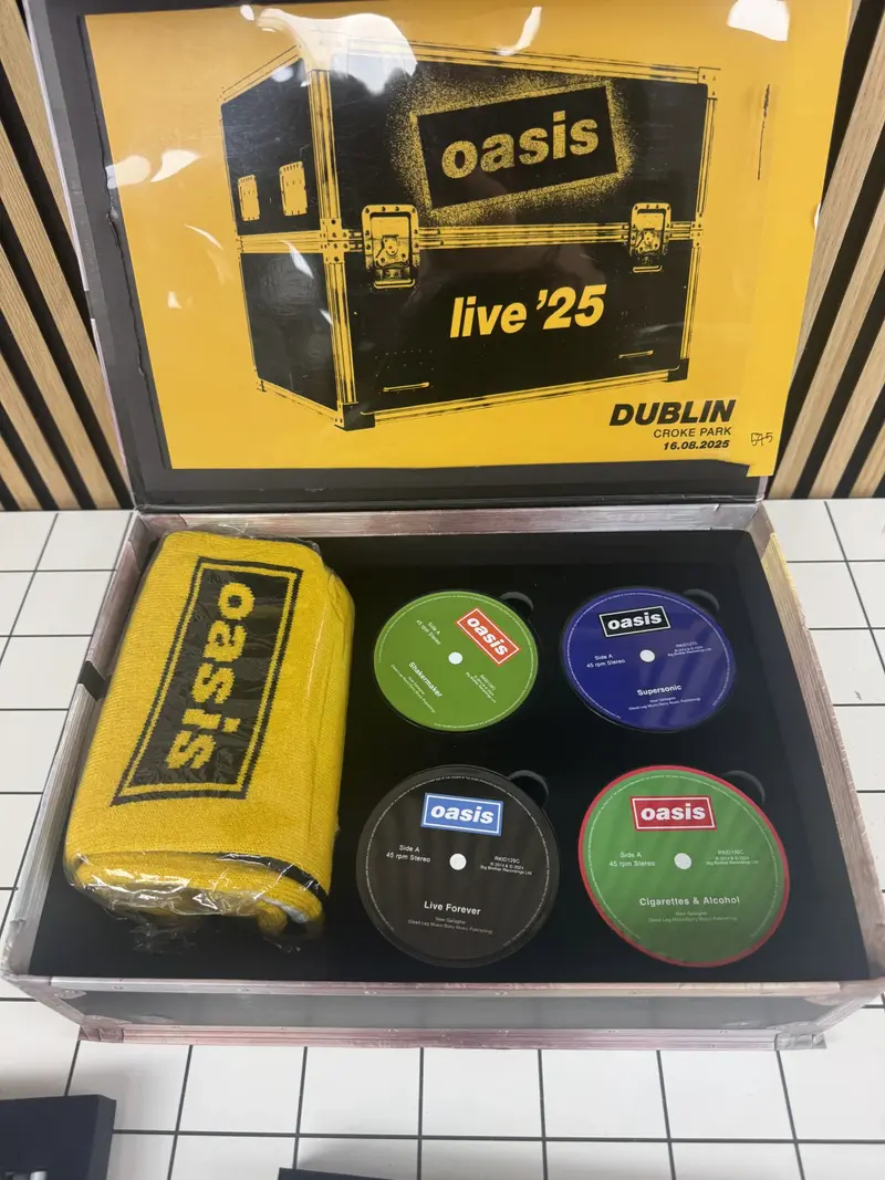 Oasis Live '25 VIP Flightcase Box incompleet - Gebruikt