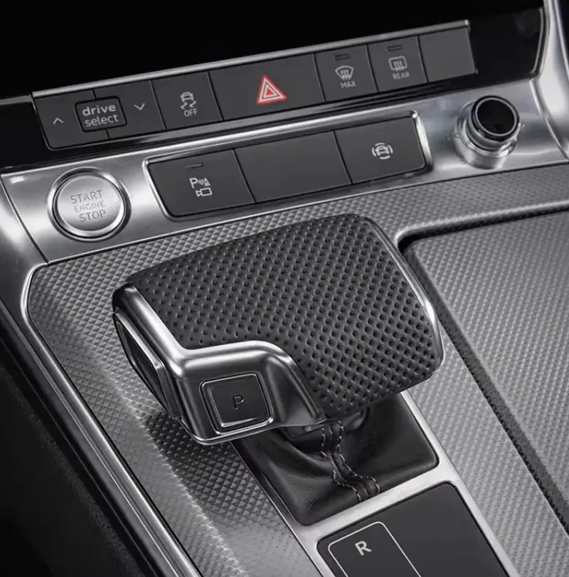 Pommeau Sélecteur de Levier de Vitesse en Cuir Perforé – Audi Q8 et RSQ8 (2018–2023)